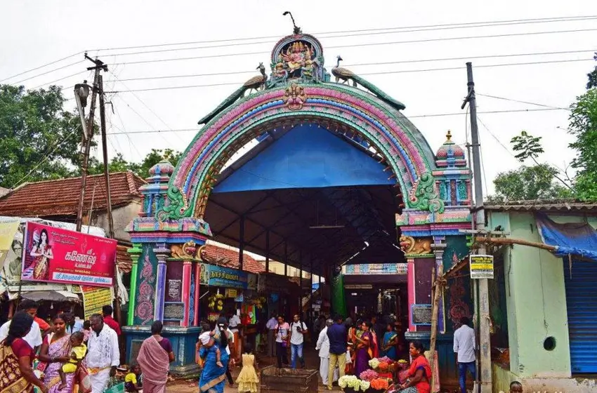karaikudi market entrance arch and vendors