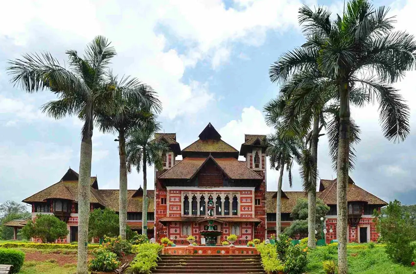 kuthiramalika palace front facade and palm trees view