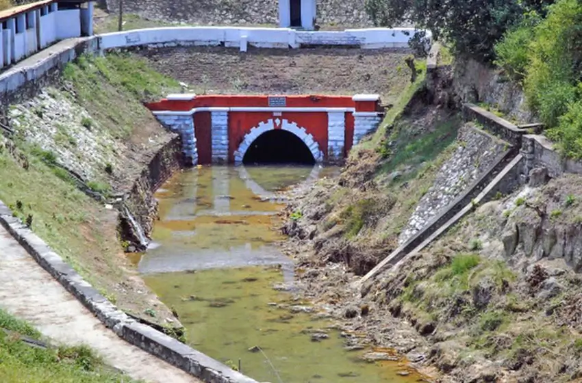 varkala tunnel historical waterway and archway view
